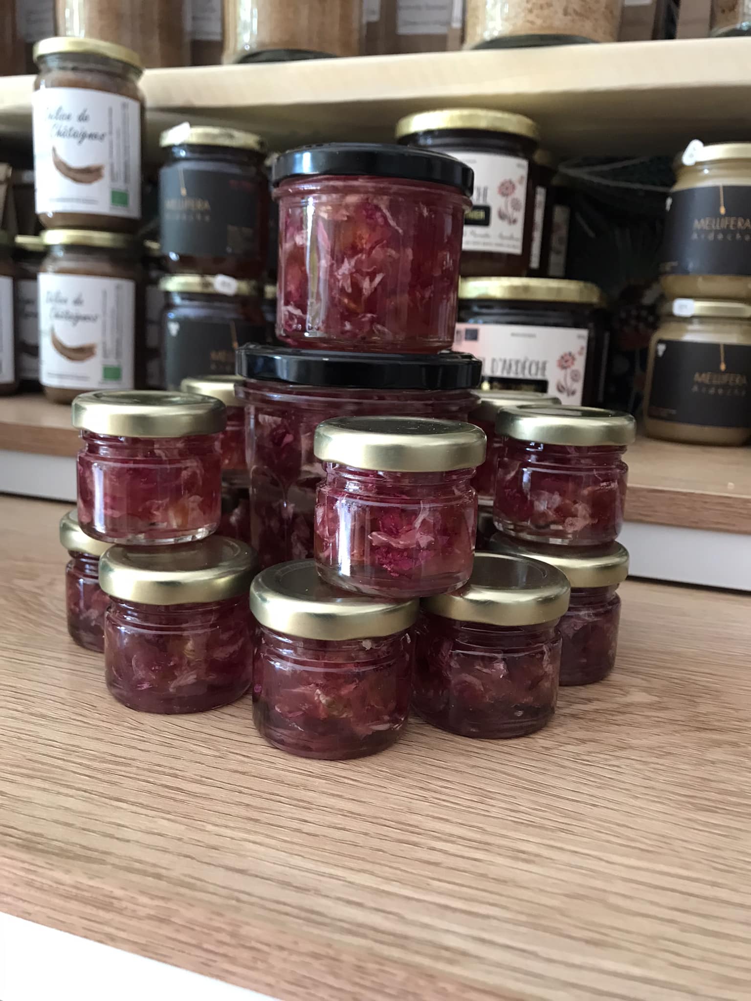 Petits pots de confiture de pétales de rose artisanale