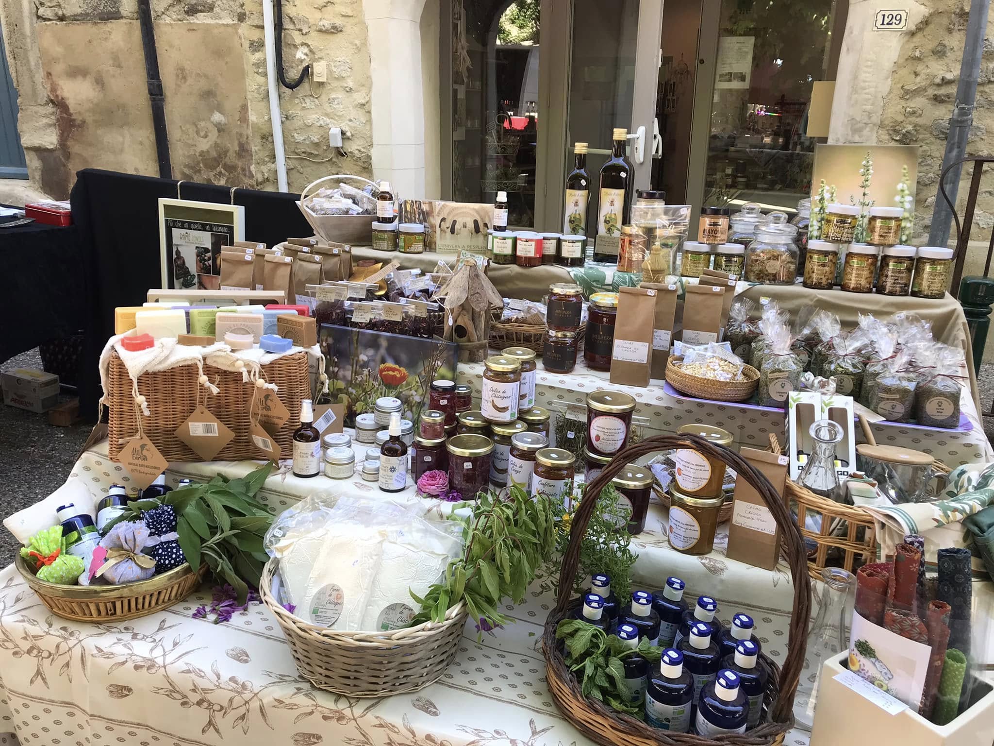 Étal de la boutique Rosa Aurea — produits artisanaux devant le 129 rue des Remparts, Taulignan